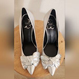 Ted Baker Women's Ryal Silver Metallic Bow Pump Size 8.5